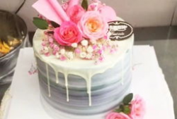 吃蛋糕视频,跟随镜头一起品尝美味蛋糕